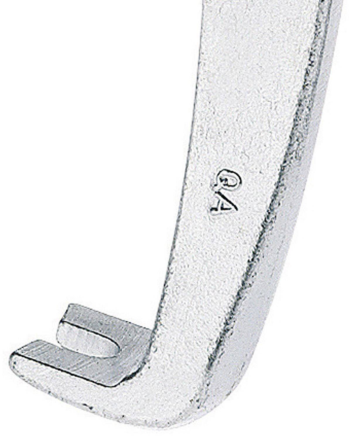 Nahaufnahme eines Werkzeugs mit Kerbe am Ende, vermutlich ein Nageleisen oder Brecheisen, aus glänzendem Metall.