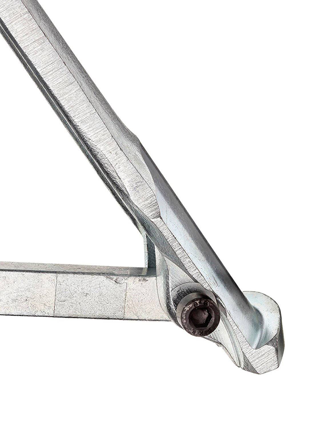 Metallisches Gelenkteil, close-up. Trianguläre Strukturen sichtbar, zeigt technische Details wie Schraube und Verbindungspunkt.