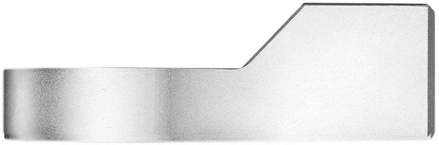 Ein silbernes, rechteckiges Metallstück mit einer abgeschrägten oberen Ecke liegt auf weißem Hintergrund.