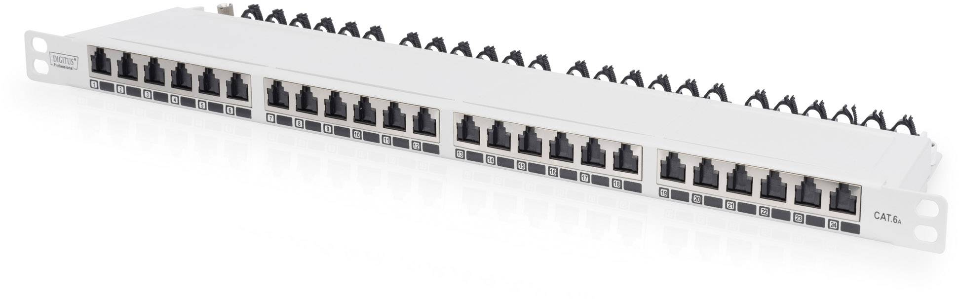 Ein Patchpanel mit 24 RJ45-Anschlüssen für Netzwerkverbindungen. Es ist montiert und für CAT 6A Kabel ausgelegt.