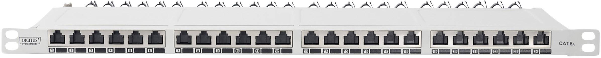 Ein Patchpanel mit 24 Ethernet-Anschlüssen, montiert in einem Rack. Oberhalb der Anschlüsse befinden sich nummerierte Kabelbinder.