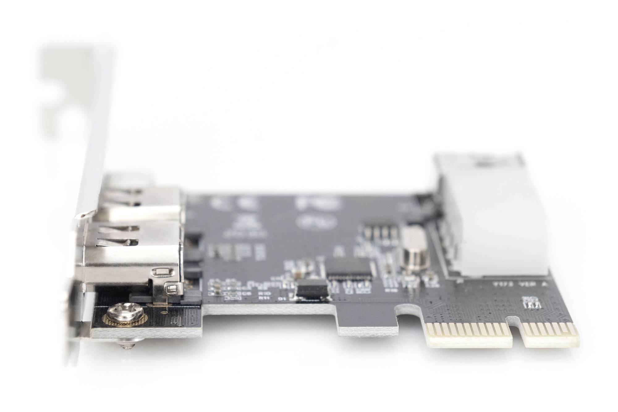 Computerschaltkarte in Nahaufnahme zeigt Anschlüsse und elektronische Komponenten, montiert in einem metallischen Gehäuse.