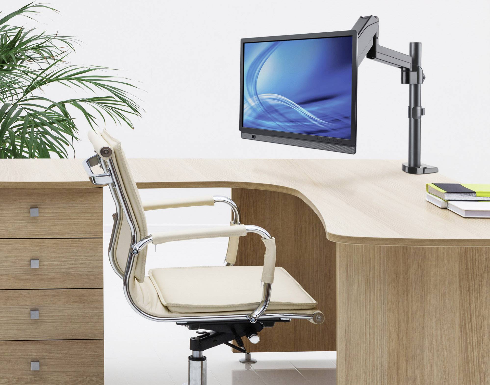 Ein moderner Schreibtisch mit einem Holzfußboden, einem ergonomischen Bürostuhl, einem Monitorhalter mit Bildschirm und einigen Akten.