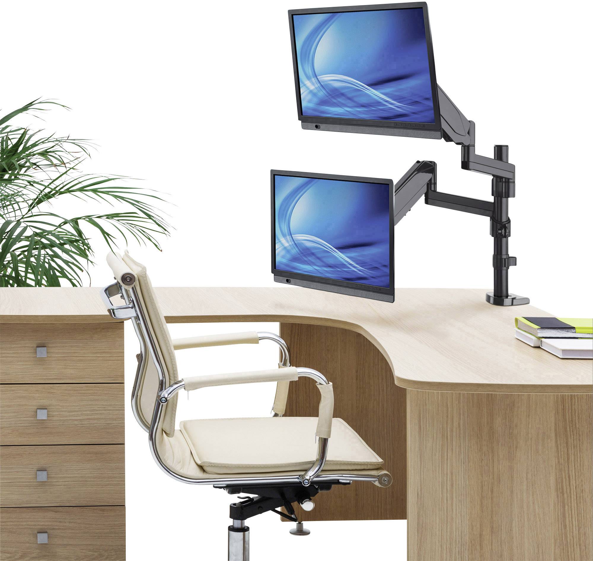 Ein moderner Schreibtisch mit zwei übereinander montierten Monitoren, einem drehbaren Stuhl, einem blauen Notizbuch und einer Pflanze.