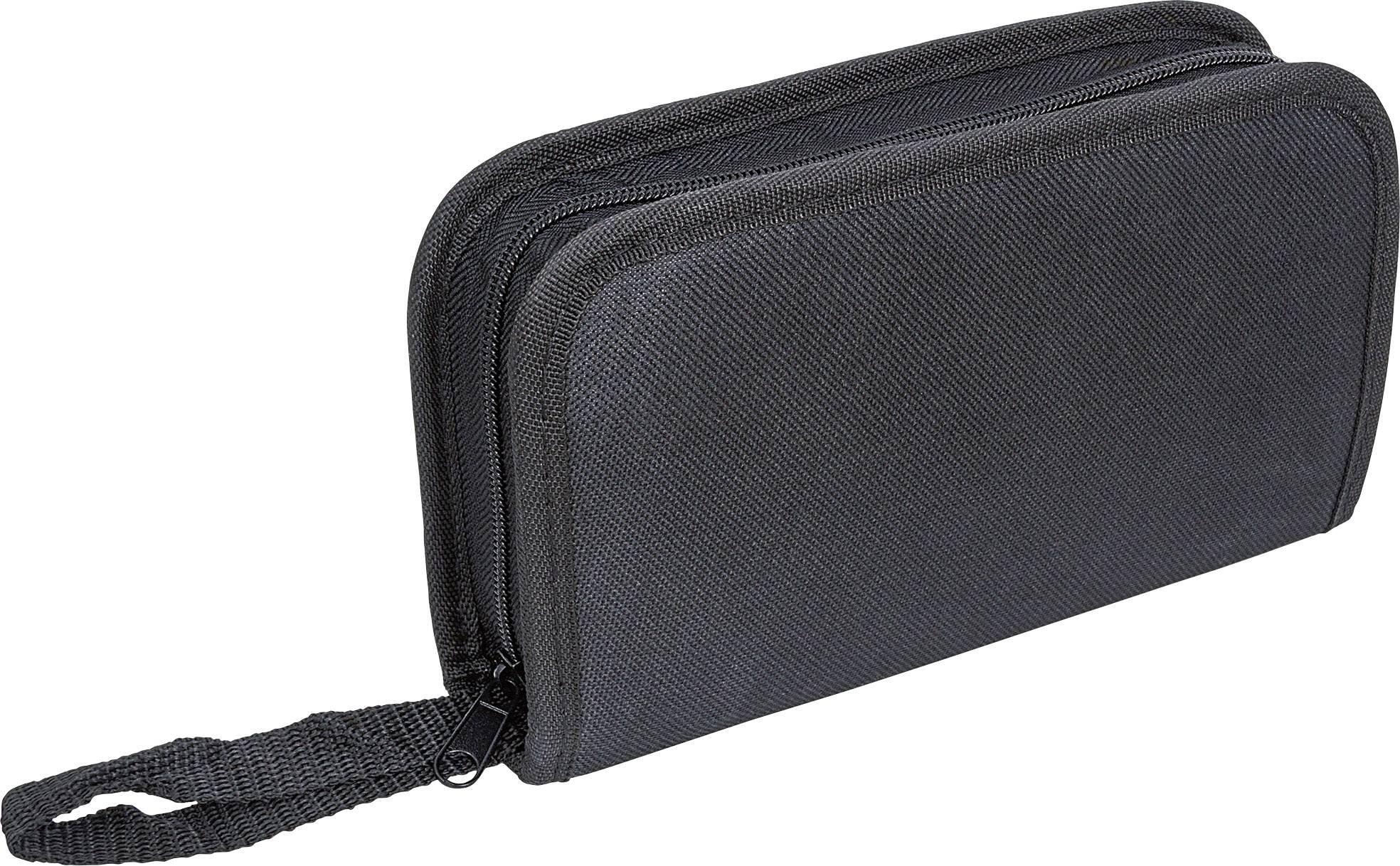 Schwarze, rechteckige Reisetasche aus Stoff mit Reißverschluss, hat einen Griff auf der linken Seite.