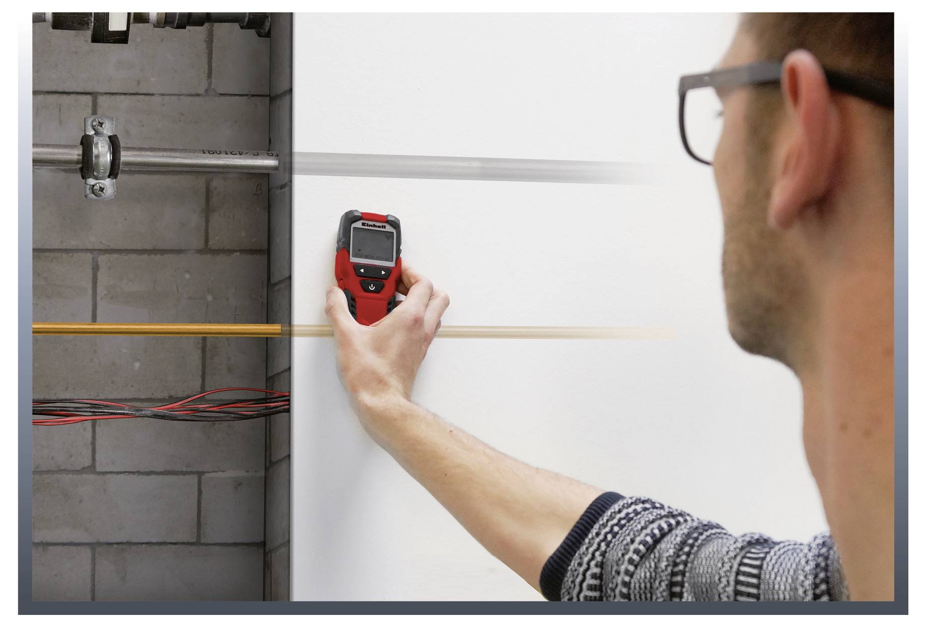 Ein Mann nutzt ein digitales Messgerät an einer Wand, um Leitungen zu finden. Auf der linken Seite sind sichtbare Kabel und Rohrleitungen.