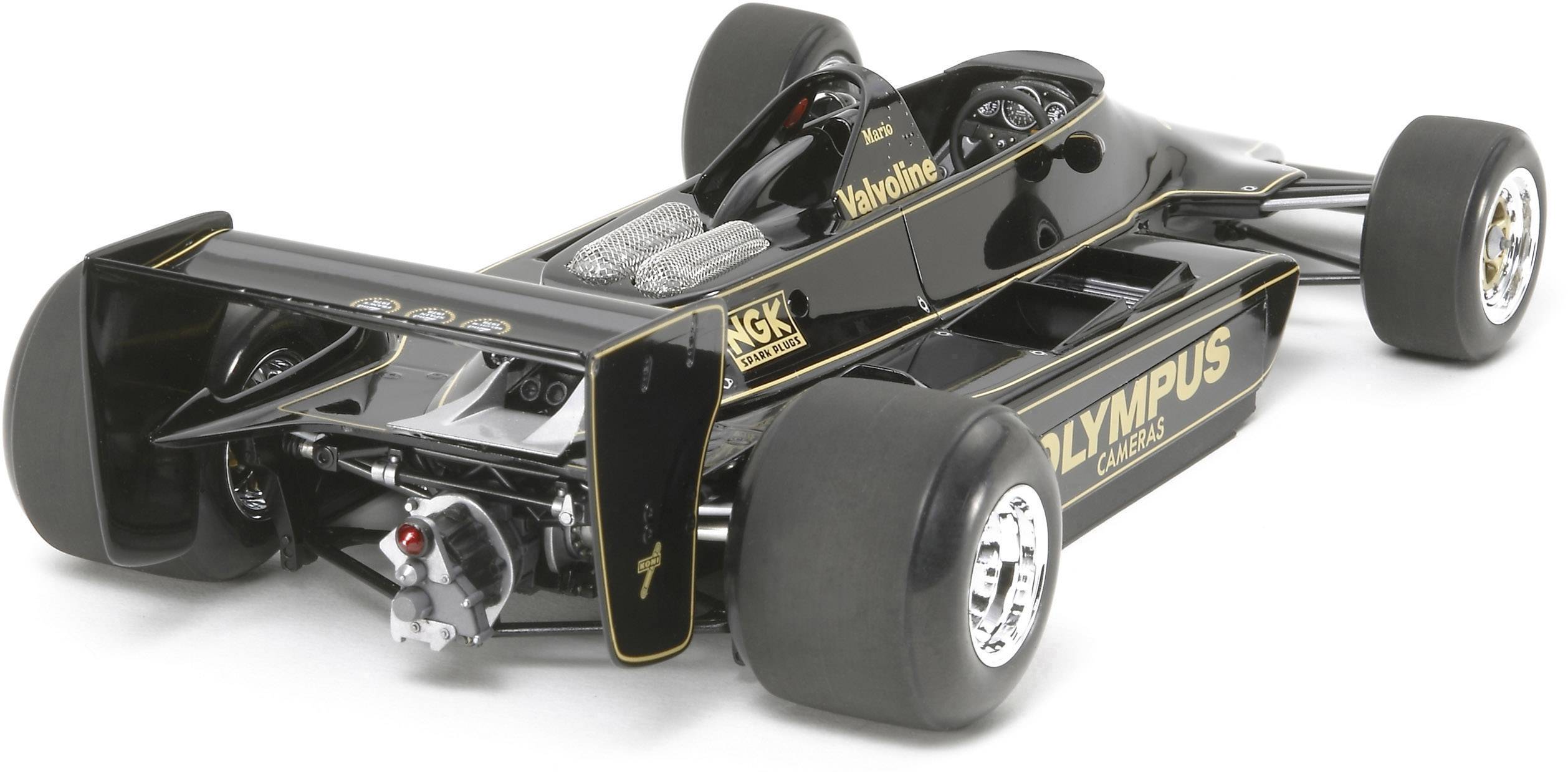 Ein schwarzes Modellauto mit goldenen Linien, das einem Formel-1-Rennwagen ähnelt. Auf der Seite steht 'Olympus'.
