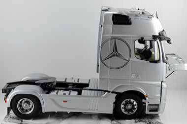 Italeri 510003905 Mercedes Benz Actros MP4 Gigaspace Truckmodell Bausatz 1:24