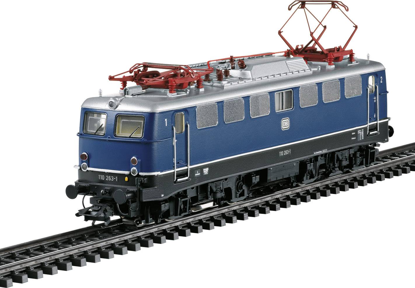 Ein blau-silberner Modellzug mit rotem Stromabnehmer fährt auf einem Gleis. Die Lokomotive hat gelbe Details und das Logo einer fiktiven Bahngesellschaft.