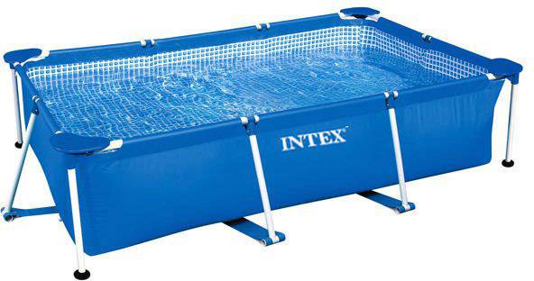 Blauer Intex-Pool rechteckig, Wasser gefüllt, mit weißen Stützstangen und Netzinnenwand, geeignet für Garten oder Hof.