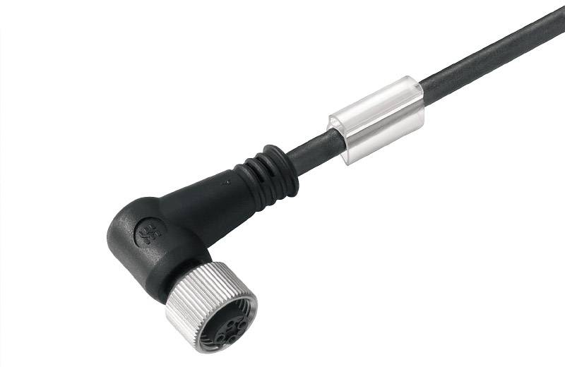 Ein schwarzes, winkeliges Kabel mit silbernem Metallanschluss, geeignet für elektronische Verbindungen, auf weißem Hintergrund.
