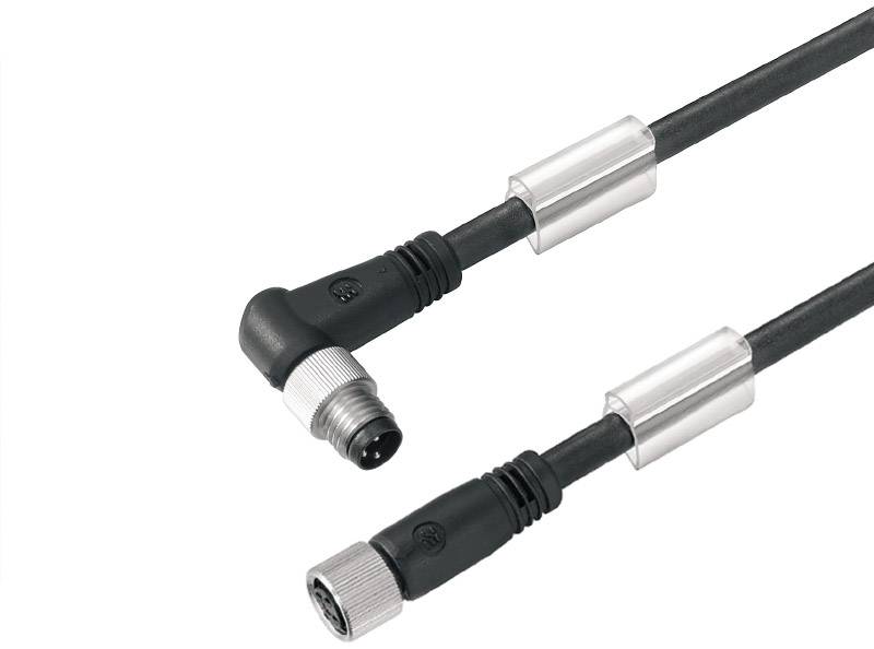 Zwei schwarze Kabel mit silbernen Steckern und rechteckigen Ferritkernen zur Dämpfung elektromagnetischer Störungen.