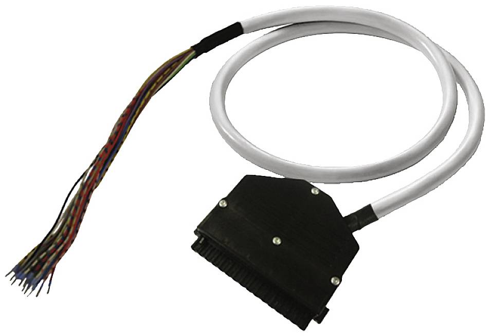 Ein mehradriges Kabel endet in einem rechteckigen Anschluss mit Metallabdeckung, verwendet für elektronische Verbindungen.