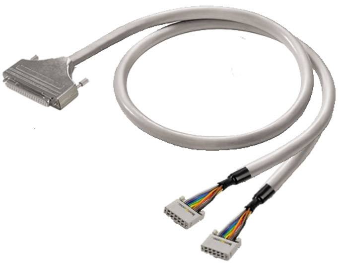Ein graues Computer-Kabel mit zwei Steckern und offenen, farbigen Drähten zu sehen. Technische Verbindungskabel.