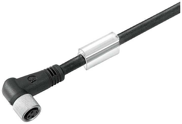 Das Bild zeigt ein schwarzes Koaxialkabel mit einem abgewinkelten Stecker auf der linken Seite und einem silbernen Ferritkern.