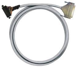 Ein graues Kabel mit einem Stecker mit mehreren bunten Drähten und einem weiteren Stecker mit Metallgehäuse an den Enden.