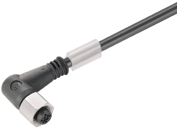 Winkelstecker mit schwarzem Kabel und silbernem Befestigungselement, verwendet zur elektrischen Verbindung oder Datenübertragung.