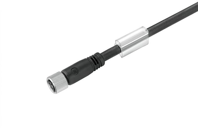 Ein schwarzes Kabel mit einem silbernen Anschluss und einem zylindrischen Metallteil in der Mitte, isoliert auf weißem Hintergrund.