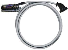 Ein Kabel mit einer Steckverbindung zeigt eine Reihe farbiger Drähte, die aus einem Ende herausragen.