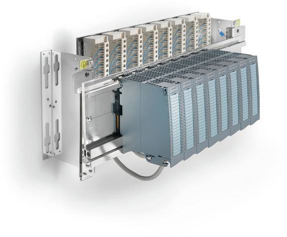 Ein modulares Industriesteuerungssystem mit mehreren blauen und grauen Komponenten in einem Metallrahmen, für Automatisierungsaufgaben.