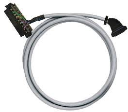 Kabel mit schwarzen Anschlüssen an beiden Enden, einer davon in L-Form. Kabel ist hellgrau und gewickelt.