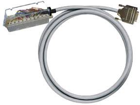 Ein graues Kabel mit einem offenen Anschlussblock auf der einen Seite und einem Steckverbinder auf der anderen Seite.