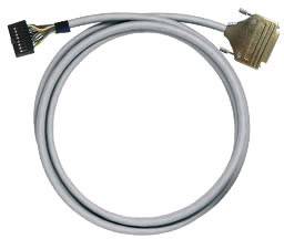 Ein graues Kabel mit mehreren farbigen Adern an einem Ende und einem breiten Stecker am anderen Ende, geeignet für Computeranschlüsse.