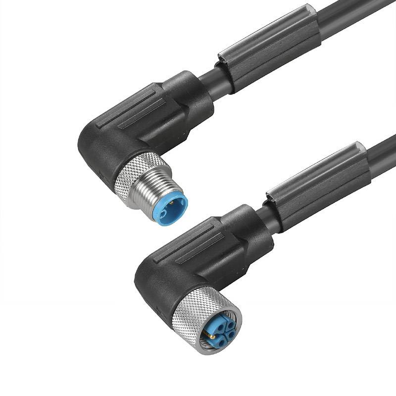 Ein schwarzes, rechtwinkliges M12-Stecker mit drei Kontaktpins und einem blauen Inlay, verbunden mit einem Kabelsegment.