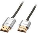 Ein HDMI-Kabel mit zwei goldfarbenen Steckern an einem schwarzen Kabel. Rechts ein kleinerer Stecker, links ein größerer.