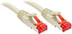 Zwei weiße Ethernet-Kabel mit roten Steckern. Sie werden für Netzwerkverbindungen verwendet.