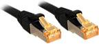 Zwei schwarze Netzwerkkabel mit transparent-goldenen Steckern an den Enden, liegen nebeneinander auf weißem Hintergrund.