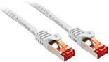 Zwei graue Ethernet-Kabel mit roten Anschlüssen nebeneinander liegend, verwendet zur Netzwerkverbindung und Datenübertragung.