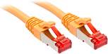 Zwei orangefarbene Ethernet-Kabel mit roten Steckern nebeneinander.