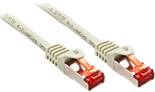 Zwei CAT6-Netzwerkkabel mit roten Steckern und grauen Kabeln nebeneinander, bereit für die Verbindung von Netzwerkgeräten.