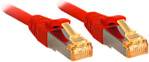 Zwei rote Ethernet-Kabel mit goldenen Steckern liegen parallel nebeneinander.