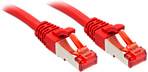 Zwei rote Ethernet-Kabel mit Steckern an beiden Enden. Sie sind für Netzwerkverbindungen vorgesehen.
