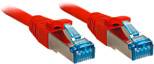 Zwei rote Ethernet-Kabel mit metallischen Steckverbindern nebeneinander, zeigen die Steckerenden.