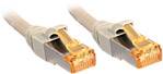 Zwei gelbe Ethernet-Kabelstecker liegen parallel nebeneinander auf weißem Hintergrund.