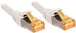 Zwei Ethernet-Kabel mit goldenen Steckern nebeneinander liegend auf weißem Hintergrund.