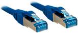 Zwei blaue Ethernet-Kabel mit RJ45-Steckern nebeneinander.