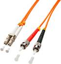 Ein oranges Glasfaserkabel mit zwei Anschlüssen, ein LC-Stecker und ein ST-Stecker, wird gezeigt.