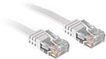 Ein weißes Netzwerkkabel mit zwei transparenten RJ45-Steckern an den Enden.