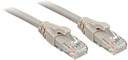 Zwei graue Ethernet-Kabel mit durchsichtigen Steckern, die Hinweise auf eine Netzwerkverbindung oder Datenübertragung geben.