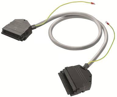 Ein graues Computer-Flachbandkabel mit zwei Steckverbindern an den Enden. Beide Enden haben schwarze, rechteckige Anschlüsse.