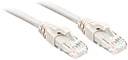 Zwei weiße Ethernet-Kabel mit transparenten Steckern liegen parallel zueinander. Sie werden häufig für Netzwerkverbindungen verwendet.