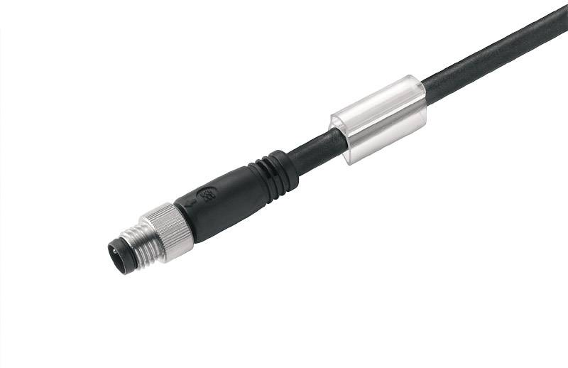 Ein schwarzes Kabel mit einem metallischen Rundstecker auf weißem Hintergrund.