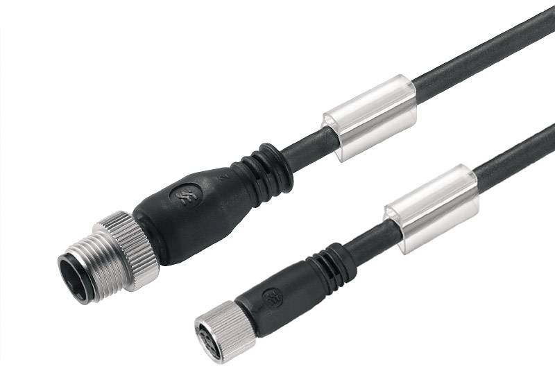Zwei industrielle Steckverbinder an einem Kabel, einer mit Gewinde und einer mit Verriegelung, beide von metallischen Ferriten umgeben.