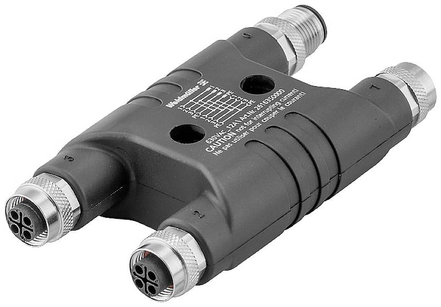 Ein schwarzer elektrischer Verteiler mit vier Anschlussbuchsen, die durch Kabel verbunden werden. Modell- und Spezifikationsdetails aufgedruckt.