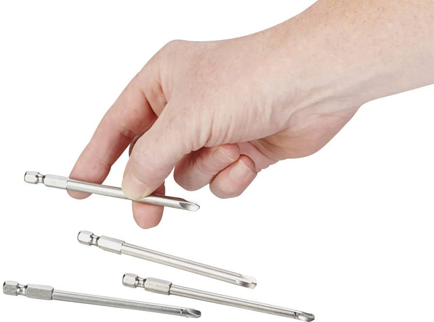 Eine Hand greift nach einem von vier magnetischen Bits mit unterschiedlichen Spitzen auf weißem Hintergrund.