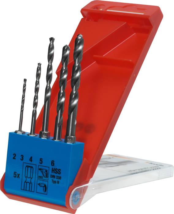 Bohren-Set in roter Plastikverpackung mit fünf Metallbohrern in verschiedenen Größen, blauem Halter mit Aufschrift 'HSS DIN 338'.